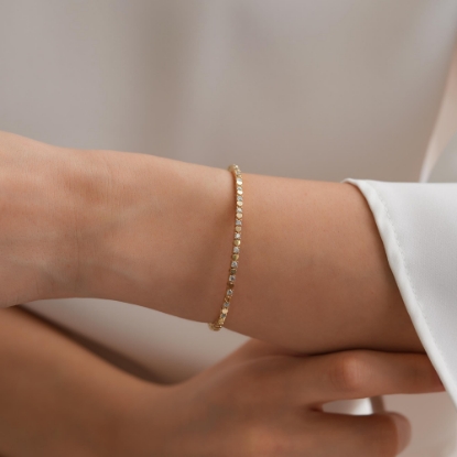 14 Ayar Altın Taş Detaylı Dorika Bilekliik, 7,93 gram tasarımıyla Ebru Sever Türk'ün Favorileri kategorisinde, Goldium imzasıyla modern bir görünüm sunar.