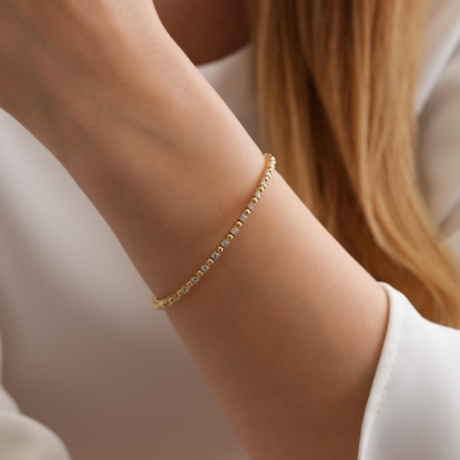 14 Ayar Altın Taş Detaylı Dorika Bileklik, 7,97 gram olup Ebru Sever Türk'ün Favorileri modellerinden biridir. Ağırlığı ve zarif tasarımıyla stilinizi tamamlar.