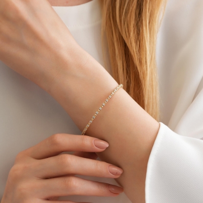 14 Ayar Altın Taş Detaylı Dorika Bileklik, 7,97 gram olup Ebru Sever Türk'ün Favorileri modellerinden biridir. Ağırlığı ve zarif tasarımıyla stilinizi tamamlar.