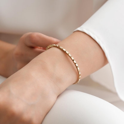 Zarif Fantezi Tasarımlı 14 Ayar Altın Bileklik, 8,03 gram, Goldium ustalığı ve Ebru Sever Türk'ün Favorileri modeli ile uzun ömürlü kullanım sağlar.