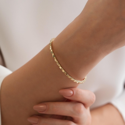 Zarif Fantezi Tasarımlı 14 Ayar Altın Bileklik, 8,03 gram, Goldium ustalığı ve Ebru Sever Türk'ün Favorileri modeli ile uzun ömürlü kullanım sağlar.