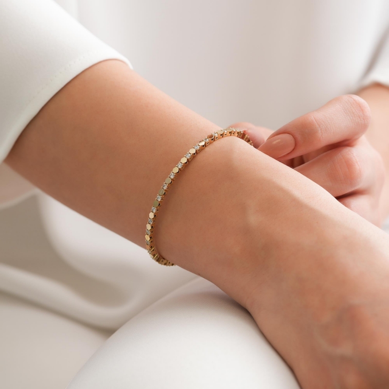 14 Ayar Taş Detaylı Dorika Bileklik, 8,13 gram olup Ebru Sever Türk'ün Favorileri modellerinden biridir. Ağırlığı ve zarif tasarımıyla stilinizi tamamlar.