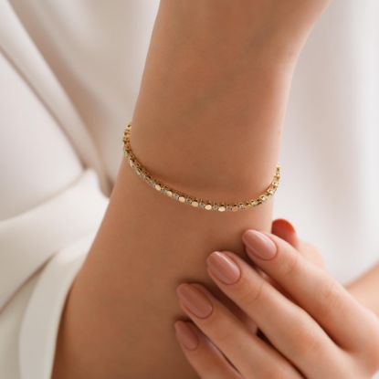 14 Ayar Taş Detaylı Dorika Bileklik, 8,13 gram olup Ebru Sever Türk'ün Favorileri modellerinden biridir. Ağırlığı ve zarif tasarımıyla stilinizi tamamlar.