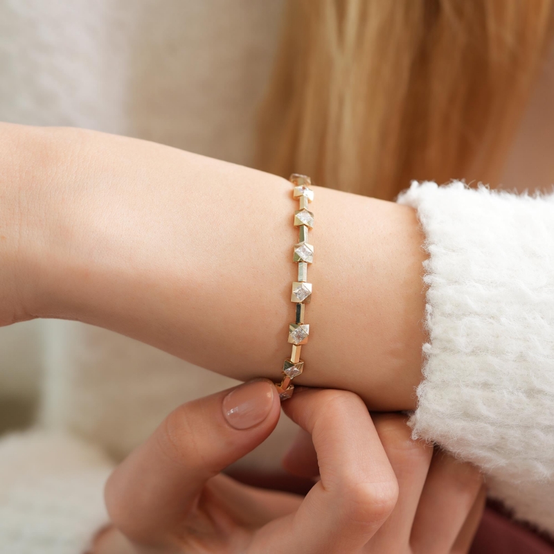 14 Ayar Taş Detaylı Fantezi Bileklik, 8,14 gram tasarımıyla Ebru Sever Türk'ün Favorileri kategorisinde, Goldium imzasıyla modern bir görünüm sunar.