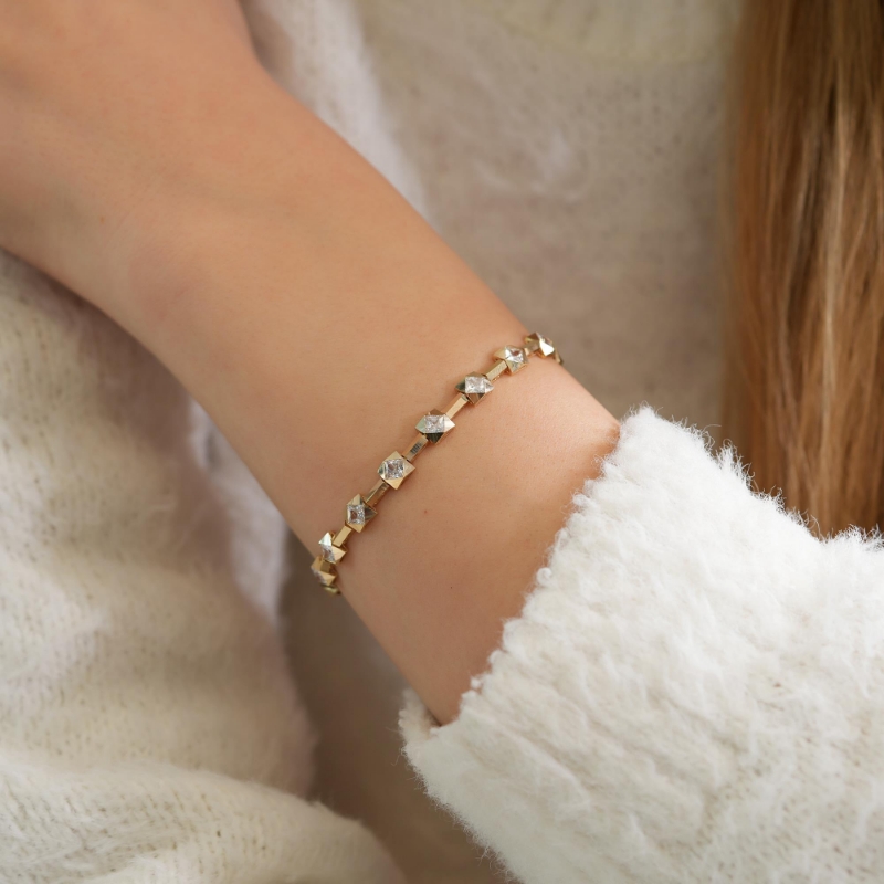 14 Ayar Taş Detaylı Fantezi Bileklik, 8,14 gram tasarımıyla Ebru Sever Türk'ün Favorileri kategorisinde, Goldium imzasıyla modern bir görünüm sunar.