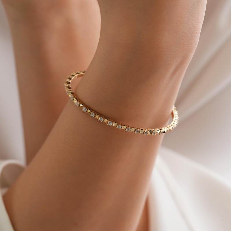 14 Ayar Taşlı Altın Fantezi Bileklik, 8,9 gram tasarımıyla Ebru Sever Türk'ün Favorileri kategorisinde, Goldium imzasıyla modern bir görünüm sunar.