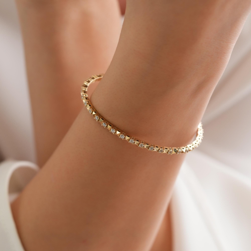 14 Ayar Taşlı Altın Fantezi Bileklik, 8,9 gram tasarımıyla Ebru Sever Türk'ün Favorileri kategorisinde, Goldium imzasıyla modern bir görünüm sunar.