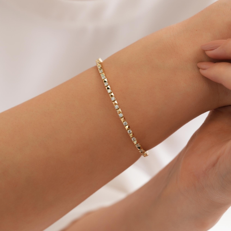 14 Ayar Taşlı Altın Fantezi Bileklik, 8,9 gram tasarımıyla Ebru Sever Türk'ün Favorileri kategorisinde, Goldium imzasıyla modern bir görünüm sunar.