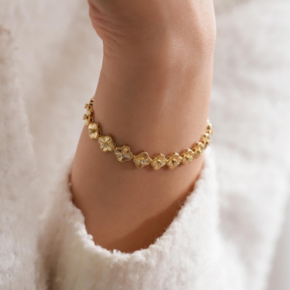 14 Ayar Altın Yonca Bileklik, 8,95 gram olup Ebru Sever Türk'ün Favorileri modellerinden biridir. Ağırlığı ve zarif tasarımıyla stilinizi tamamlar.