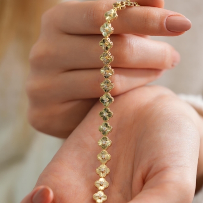 14 Ayar Altın Yonca Bileklik, 8,95 gram olup Ebru Sever Türk'ün Favorileri modellerinden biridir. Ağırlığı ve zarif tasarımıyla stilinizi tamamlar.