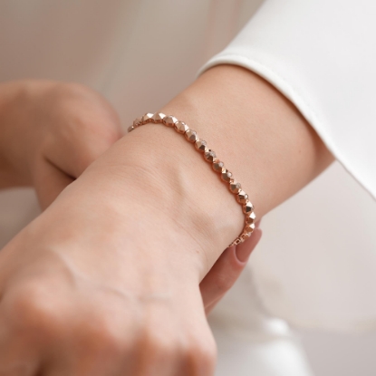 Şık Toplu Tasarım Altın Bileklik, 9,18 gram ve özenli işçilikle Ebru Sever Türk'ün Favorileri’in günlük ve özel kullanıma uygun bir Goldium modelidir.