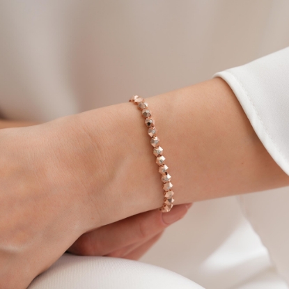 Şık Toplu Tasarım Altın Bileklik, 9,18 gram ve özenli işçilikle Ebru Sever Türk'ün Favorileri’in günlük ve özel kullanıma uygun bir Goldium modelidir.