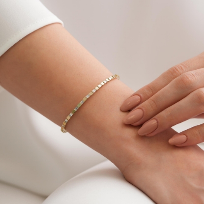 14 Ayar Taşlı Tasarım Bileklik, 9,19 gram olup Ebru Sever Türk'ün Favorileri modellerinden biridir. Ağırlığı ve zarif tasarımıyla stilinizi tamamlar.