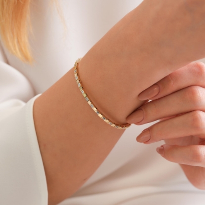 14 Ayar Taşlı Tasarım Bileklik, 9,19 gram olup Ebru Sever Türk'ün Favorileri modellerinden biridir. Ağırlığı ve zarif tasarımıyla stilinizi tamamlar.