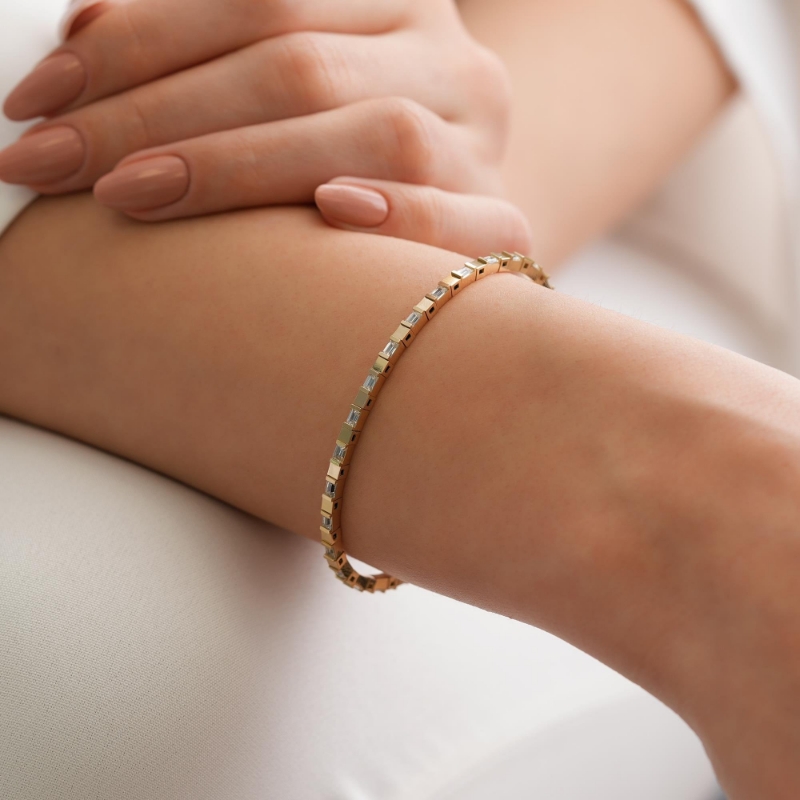 14 Ayar Taşlı Tasarım Bileklik, 9,19 gram olup Ebru Sever Türk'ün Favorileri modellerinden biridir. Ağırlığı ve zarif tasarımıyla stilinizi tamamlar.