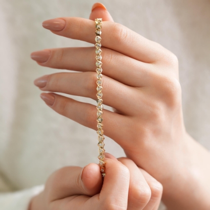 14 Ayar Taşlı  Altın Tasarım Bileklik, 9,39 gram ve özenli işçilikle Ebru Sever Türk'ün Favorileri’in günlük ve özel kullanıma uygun bir Goldium modelidir.