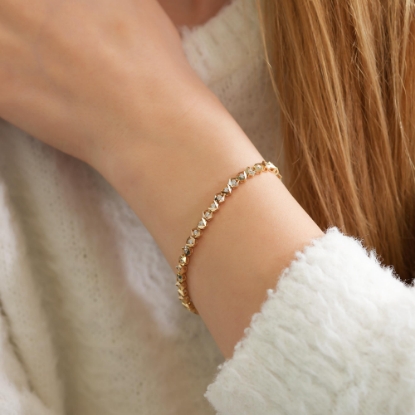 14 Ayar Taşlı  Altın Tasarım Bileklik, 9,39 gram ve özenli işçilikle Ebru Sever Türk'ün Favorileri’in günlük ve özel kullanıma uygun bir Goldium modelidir.