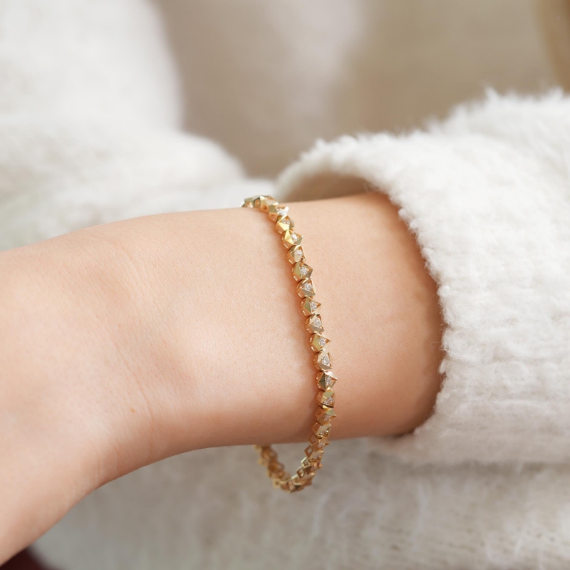 14 Ayar Taşlı  Altın Tasarım Bileklik, 9,39 gram ve özenli işçilikle Ebru Sever Türk'ün Favorileri’in günlük ve özel kullanıma uygun bir Goldium modelidir.