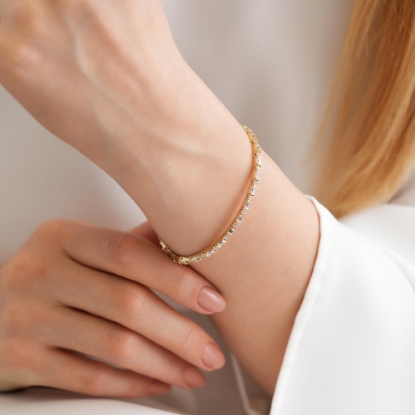 14 Ayar Taşlı Tasarım Altın Yüzük, 9,55 gram tasarımıyla Ebru Sever Türk'ün Favorileri kategorisinde, Goldium imzasıyla modern bir görünüm sunar.