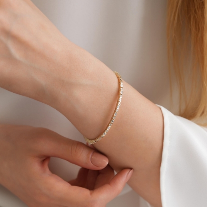 14 Ayar Taşlı Tasarım Altın Yüzük, 9,55 gram tasarımıyla Ebru Sever Türk'ün Favorileri kategorisinde, Goldium imzasıyla modern bir görünüm sunar.