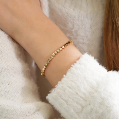 14 Ayar Yıldız Tasarım Altın Bileklik, 10,25 gram tasarımıyla Ebru Sever Türk'ün Favorileri kategorisinde, Goldium imzasıyla modern bir görünüm sunar.