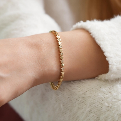 14 Ayar Altın Yıldızlı Tasarım Bileklik, 10,45 gram, Goldium ustalığı ve Ebru Sever Türk'ün Favorileri modeli ile uzun ömürlü kullanım sağlar.