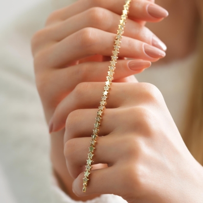 14 Ayar Altın Yıldızlı Tasarım Bileklik, 10,45 gram, Goldium ustalığı ve Ebru Sever Türk'ün Favorileri modeli ile uzun ömürlü kullanım sağlar.