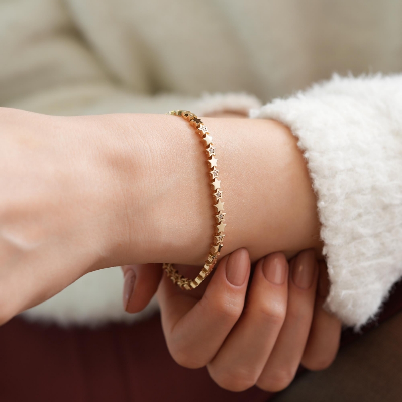 14 Ayar Altın Yıldızlı Tasarım Bileklik, 10,45 gram, Goldium ustalığı ve Ebru Sever Türk'ün Favorileri modeli ile uzun ömürlü kullanım sağlar.