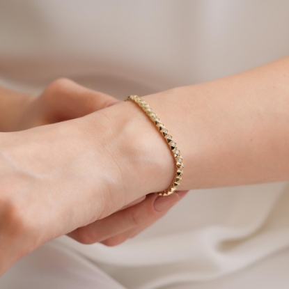 14 Ayar Altın Taşlı Tasarım Bileklik, 10,54 gram tasarımıyla Ebru Sever Türk'ün Favorileri kategorisinde, Goldium imzasıyla modern bir görünüm sunar.