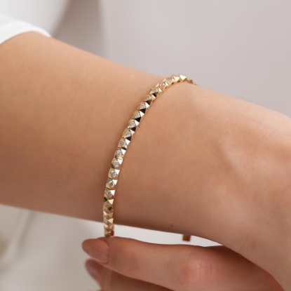 14 Ayar Altın Taşlı Tasarım Bileklik, 10,54 gram tasarımıyla Ebru Sever Türk'ün Favorileri kategorisinde, Goldium imzasıyla modern bir görünüm sunar.