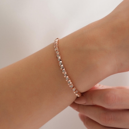 14 Ayar Kare Detaylı Tasarım Bileklik, 10,58 gram ve özenli işçilikle Ebru Sever Türk'ün Favorileri’in günlük ve özel kullanıma uygun bir Goldium modelidir.