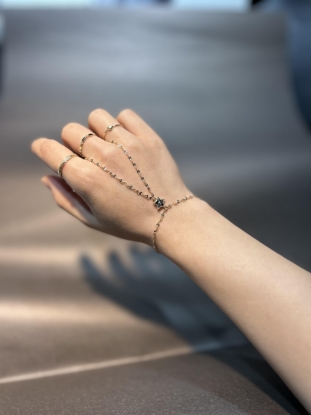 Altın Yıldız Detaylı Taşlı Şahmeran, 0 gram ve özenli işçilikle Ebru Sever Türk'ün Favorileri’in günlük ve özel kullanıma uygun bir Goldium modelidir.