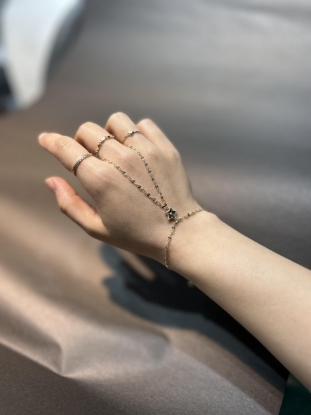 Altın Yıldız Detaylı Taşlı Şahmeran, 0 gram ve özenli işçilikle Ebru Sever Türk'ün Favorileri’in günlük ve özel kullanıma uygun bir Goldium modelidir.