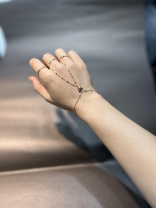 14 Ayar Kelebek Detaylı Altın Şahmeran, 2,47 gram ve özenli işçilikle Ebru Sever Türk'ün Favorileri’in günlük ve özel kullanıma uygun bir Goldium modelidir.
