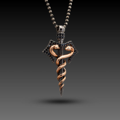 Erkek Asclepius Kolye, 3,34 gram olup Altın Erkek Kolye modellerinden biridir. Ağırlığı ve zarif tasarımıyla stilinizi tamamlar.