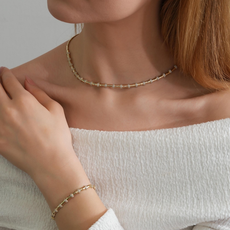 14 Ayar Altın Özel Tasarım Set, 0 gram, Goldium ustalığı ve Ebru Sever Türk'ün Favorileri modeli ile uzun ömürlü kullanım sağlar.