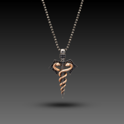 Erkek Asclepius Kolye, 3,34 gram olup Altın Erkek Kolye modellerinden biridir. Ağırlığı ve zarif tasarımıyla stilinizi tamamlar.