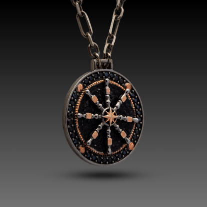 Erkek Altın Compass  Kolye, 0,84 gram ve özenli işçilikle Altın Erkek Kolye’in günlük ve özel kullanıma uygun bir Goldium modelidir.