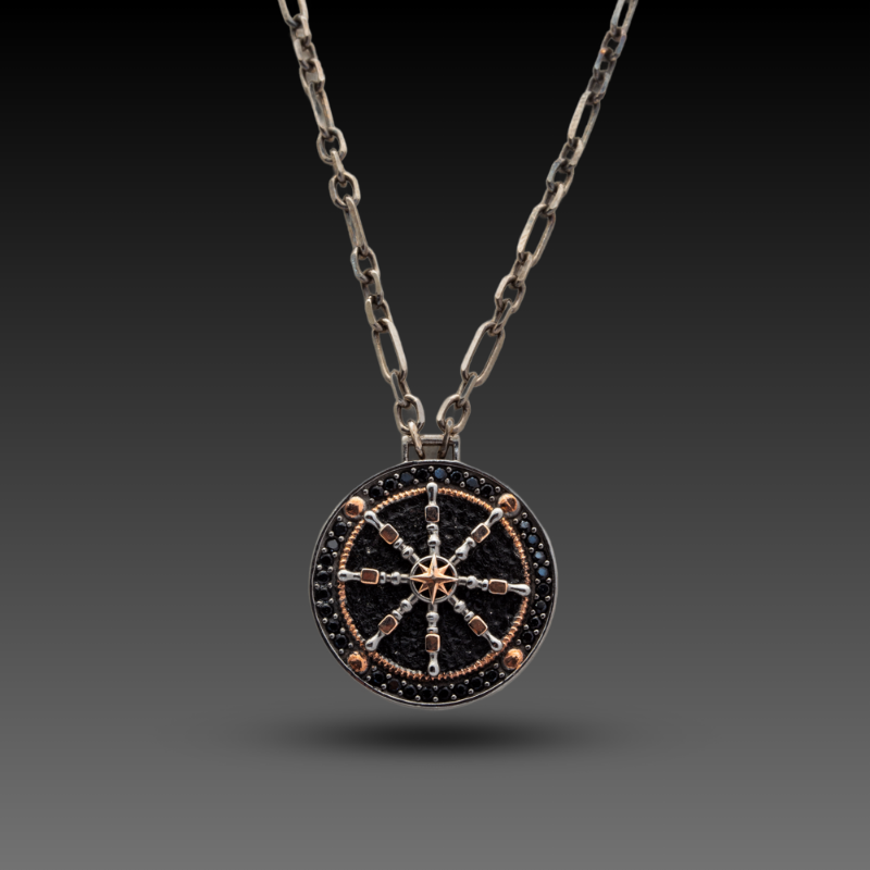 Erkek Altın Compass  Kolye, 0,84 gram ve özenli işçilikle Altın Erkek Kolye’in günlük ve özel kullanıma uygun bir Goldium modelidir.