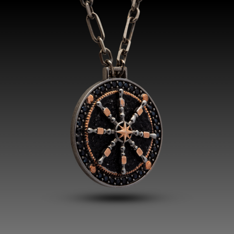 Erkek Altın Compass  Kolye, 0,84 gram ve özenli işçilikle Altın Erkek Kolye’in günlük ve özel kullanıma uygun bir Goldium modelidir.