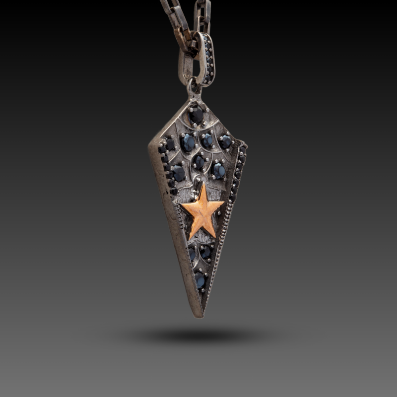 Erkek Altın Diamond Star Kolye, 0,8 gram ve özenli işçilikle Altın Erkek Kolye’in günlük ve özel kullanıma uygun bir Goldium modelidir.