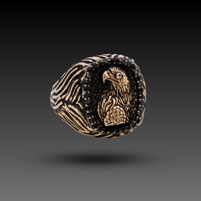 Erkek Altın Noireagle Yüzük, 1,17 gram tasarımıyla Altın Erkek Yüzük kategorisinde, Goldium imzasıyla modern bir görünüm sunar.