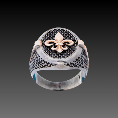 Erkek Altın Fleu Yüzük, 0,7 gram olup Altın Erkek Yüzük modellerinden biridir. Ağırlığı ve zarif tasarımıyla stilinizi tamamlar.