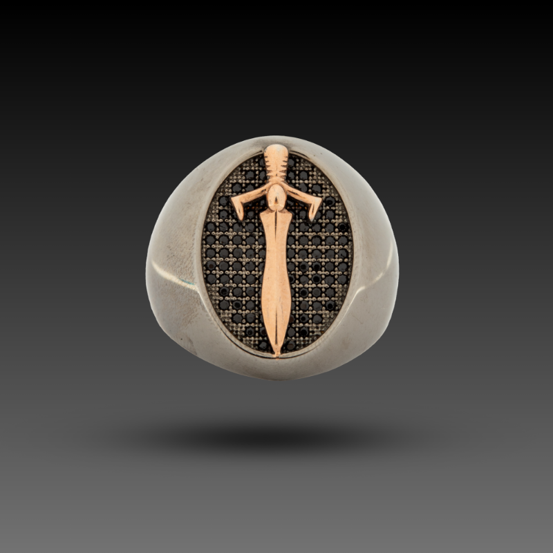 Erkek Altın Gladius Yüzük, 0,6 gram ve özenli işçilikle Altın Erkek Yüzük’in günlük ve özel kullanıma uygun bir Goldium modelidir.
