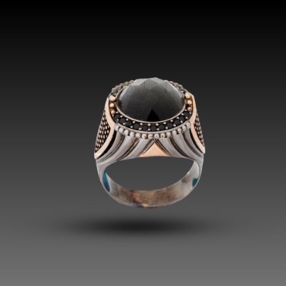 Erkek Altın Aegis Yüzük, 0,67 gram olup Altın Erkek Yüzük modellerinden biridir. Ağırlığı ve zarif tasarımıyla stilinizi tamamlar.