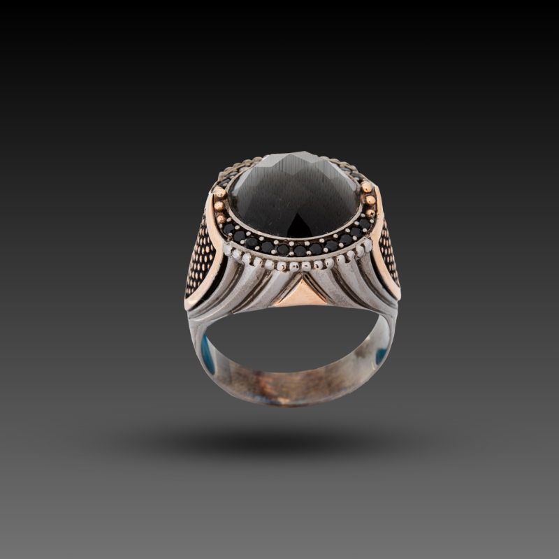 Erkek Altın Aegis Yüzük, 0,67 gram olup Altın Erkek Yüzük modellerinden biridir. Ağırlığı ve zarif tasarımıyla stilinizi tamamlar.