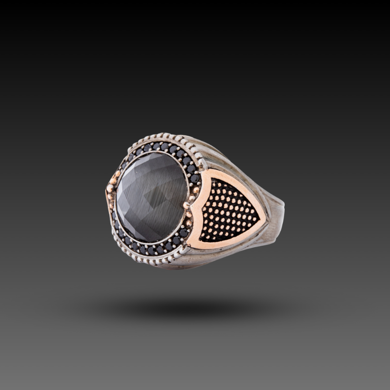 Erkek Altın Aegis Yüzük, 0,67 gram olup Altın Erkek Yüzük modellerinden biridir. Ağırlığı ve zarif tasarımıyla stilinizi tamamlar.