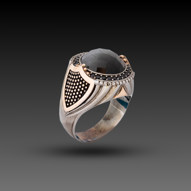 Erkek Altın Aegis Yüzük, 0,67 gram olup Altın Erkek Yüzük modellerinden biridir. Ağırlığı ve zarif tasarımıyla stilinizi tamamlar.