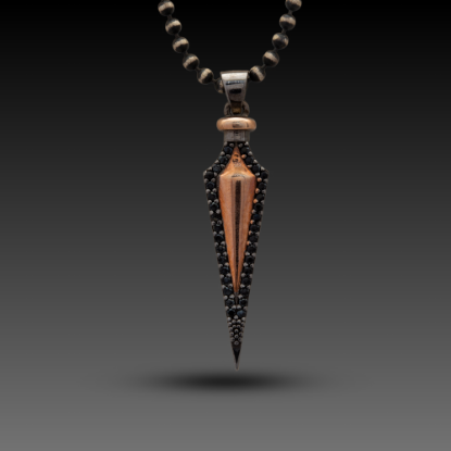 Erkek Altın Mini Javelin Kolye, 4,8 gram olup Altın Erkek Kolye modellerinden biridir. Ağırlığı ve zarif tasarımıyla stilinizi tamamlar.