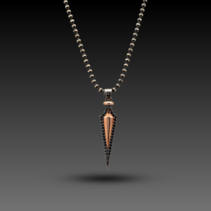 Erkek Altın Mini Javelin Kolye, 4,8 gram olup Altın Erkek Kolye modellerinden biridir. Ağırlığı ve zarif tasarımıyla stilinizi tamamlar.